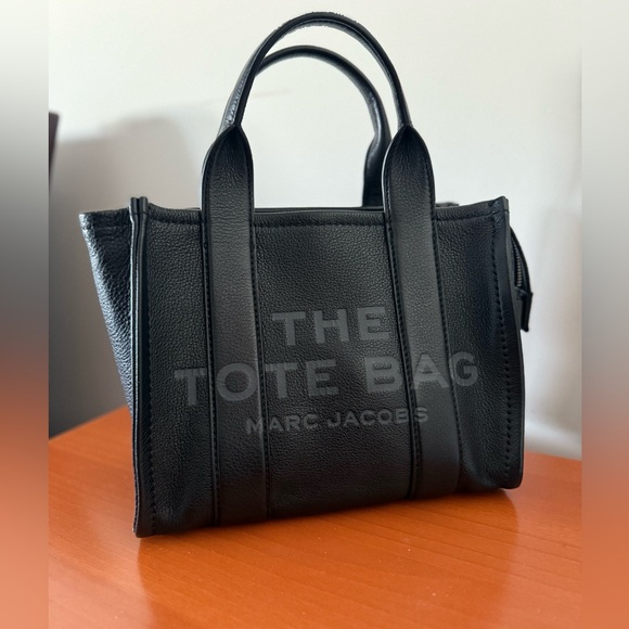 Marc Jacobs Handbags - Marc Jacobs Black Leather Tote
